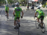 07 CESENATICO il prof con la mano sinistra, ci ricorda la sua quarta tacca!.JPG